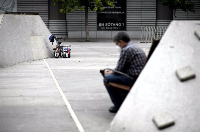 Un hombre sentado junto a dos bicis de niño durante el inicio de la semana octava del estado de alarma decretada por la crisis del coronavirus, en Madrid (España), a 4 de mayo de 2020.