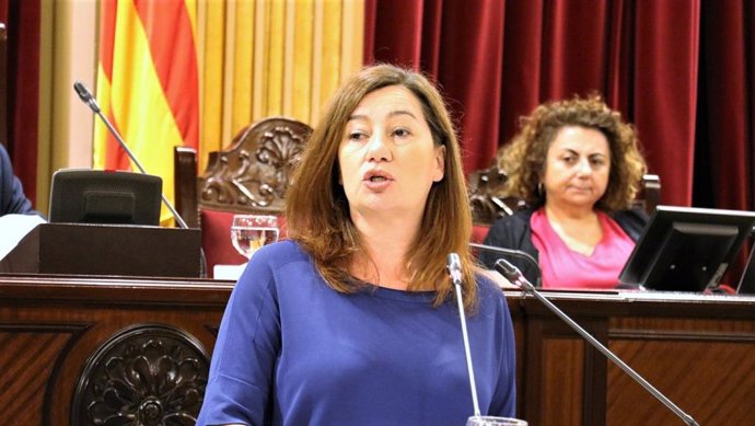 La presidenta del Govern, Francina Armengol, en la comparecencia en el Parlament.