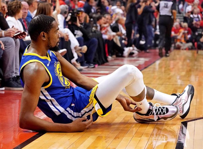 Kevin Durant cae lesionado con los Warriors