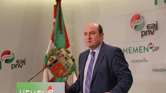 El presidente del EBB del PNV, Andoni Ortuzar, en una comparecencia en la sede de Sabin Etxea
