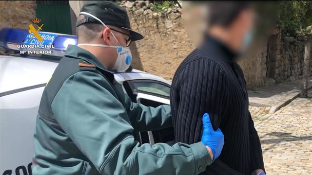 La Guardia Civil custodia al detenido.