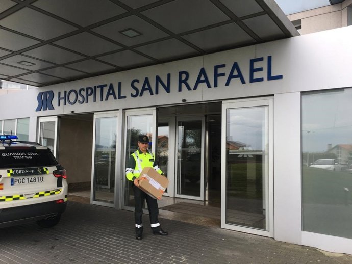 A Garda Civil distribúe víseras de protección realizadas por unha rede de voluntarios