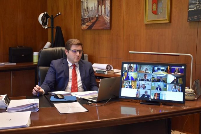 El consejero de Fomento, Nacho Hernando, en la reunión por videoconferencia que tuvo la sectorial de Transportes.