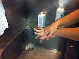 Imagen de un lavado de manos por un profesional sanitario. 