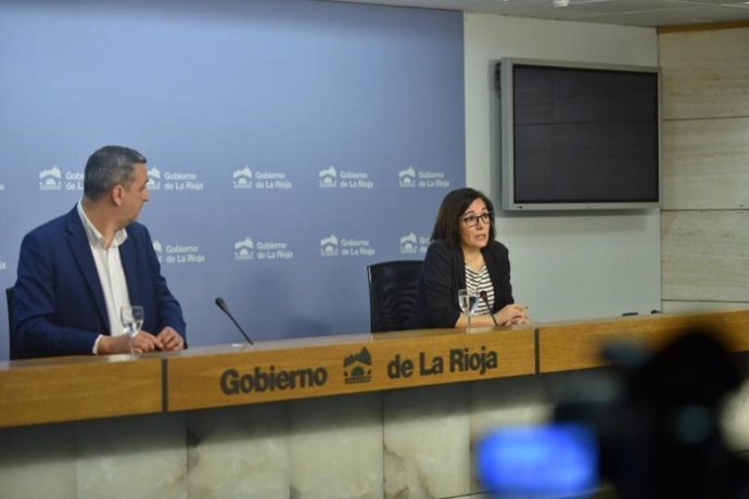 El portavoz del Gobierno riojano, Chus del Río, y la directora generl de Formación y Empleo, Cristina Rodríguez, en comparecencia de prensa