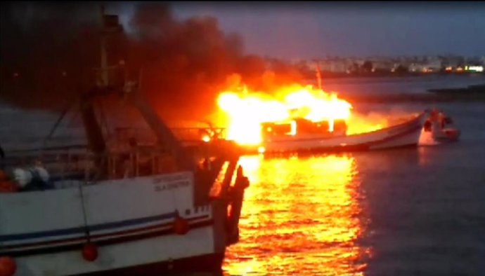 Uno de los barcos afectados en el incendio