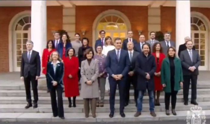 Foto de familia del nuevo Gobierno antes de una reunión del Consejo de Ministros