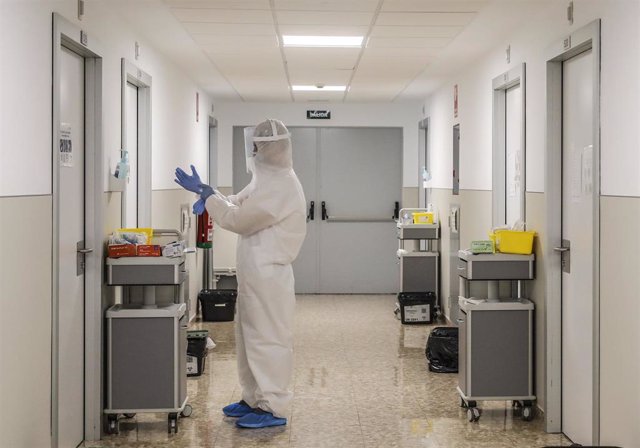 Un trabajador sanitario se dispone a entrar en una habitación del Hospital Arnau de Vilanova, en imagen de archivo
