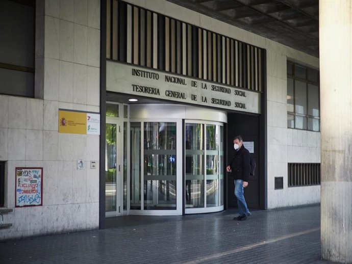 Un hombre con mascarilla entra al Instituto Nacional de la Seguridad Social.