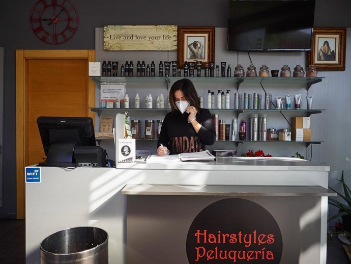 Esther Alvarado, propietaria de la peluquería, gestiona las cita de clientes durante la apertura de la peluquería por primera vez desde que se decretara el Estado de Alarma en España con motivo del coronavirus. En Pamplona, Navarra, España, a 4 de mayo 