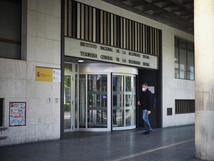 Un home amb mascarilla entra a l'Institut Nacional de la Seguretat Social.
