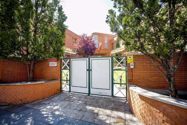Acceso a la Residencia  y Centro de Día Orpea San Fernando de Henares el día en el que previsiblemente el geriátrico iba a ser desinfectado para prevenir el coronavirus. En San Fernando de Henares (Madrid), a 2 de abril de 2020.