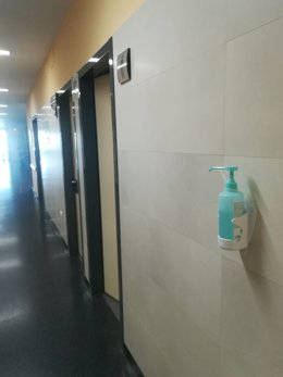 Un bote de gel hidroalcohólico en el pasillo de un hospital