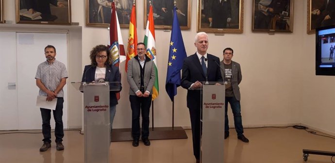 Logroño ampliará espacios peatonales en calles de menos de 3 metros de acera y reducirá velocidad a 30 Km/h, como ha avanzado el alcalde Pablo Hermoso de Mendoza y los concejales Caballero, Castro, Antoñanzas y Reinares