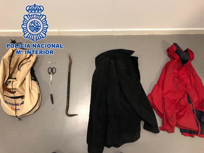 La Policía Nacional Detiene A Dos Hombres Que Intentaron Robar En Un Establecimiento En Plena Madrugada