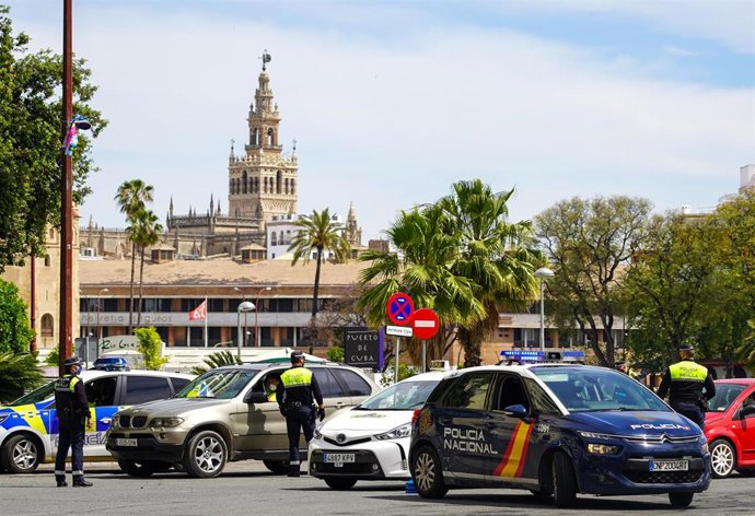 Policía nacional y municipal realizan un control  para hacer cumplir el estado de alerta por el coronavirus Covid-19 en la Plaza de Cuba 
