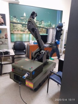 Robot preparado para la emisión de luz ultravioleta contra el coronavirus