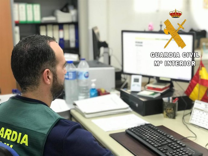 Un agente de la Guardia Civil comprueba datos de filiación
