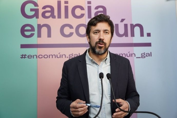 El portavoz de Galicia en Común-Anova Mareas, Antón Gómez-Reino, en rueda de prensa