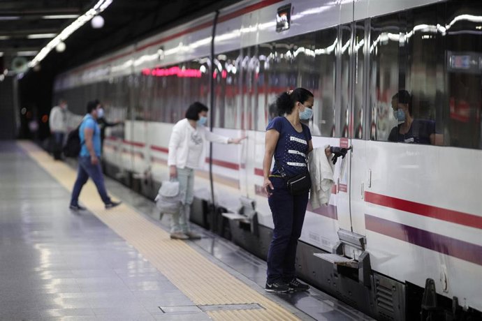 Pasajeros con mascarilla en la estación de cercanías de Nuevos Ministerios durante la fase 0 de la desescalada.