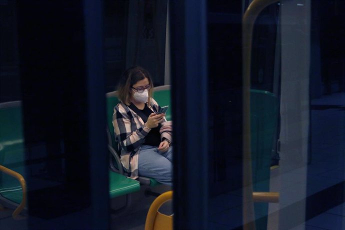 Un pasajero con mascarillas en el metro de Málaga durante la fase 0 de la desescalada del Gobierno, foto de archivo