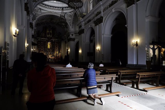 Una mujer reza en una iglesia de la capital el pasado 2 de mayo de 2020.