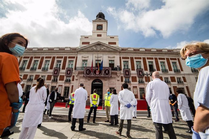 Varios sanitarios se congregan en la Puerta del Sol para celebrar el día de la Comunidad de Madrid durante a Pandemia Covid-19. En Madrid, España, a 2 de mayo de 2020.