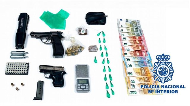 Material incautado por la Policía Nacional en Vélez-Málaga, en un bar de Benajarafe donde consumían drogas y bebidas durante el confinamiento