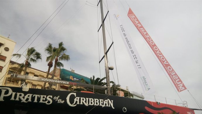 El barco de la Ocean Race que preside la rotonda de la plaza del Mar en Alicante.