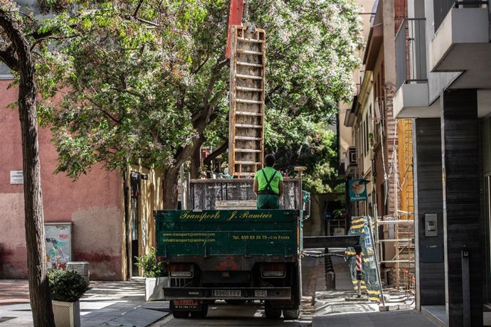 Varios operarios trabajan en la obra de un edificio durante el día 45 del estado de alarma decretado por el Gobierno por la pandemia del Covid-19, en Barcelona/Catalunya (España) a 28 de abril de 2020.