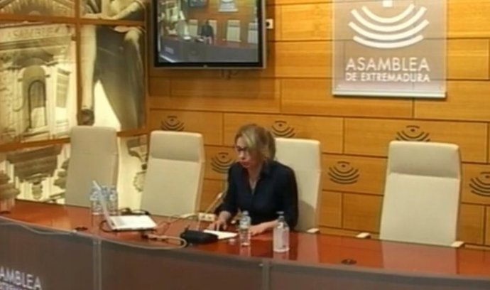 Cristina Teniente (PP) en rueda de prensa para valorar los datos del paro en abril en Extremadura