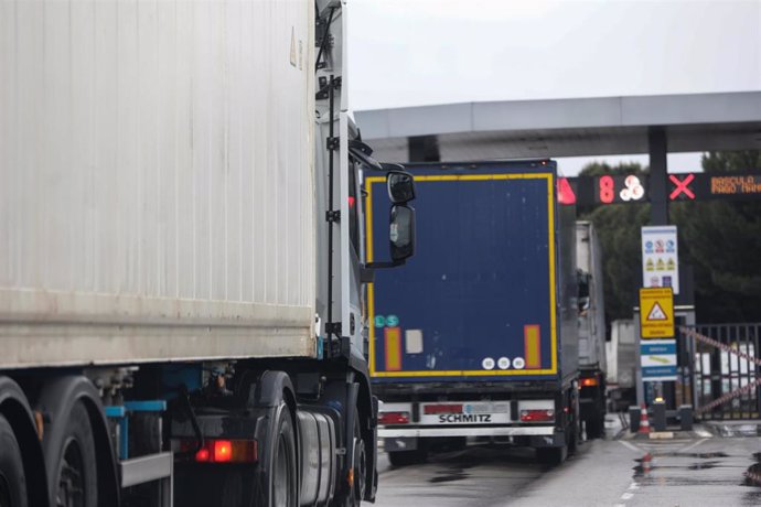 Varios camiones esperan para pasar por el peaje de acceso a Mercamadrid el mismo día en el que el Gobierno ha anunciado que eleva de 9 a 11 horas el máximo diario de conducción en el transporte a partir de este miércoles, con el fin de flexibilizar así 