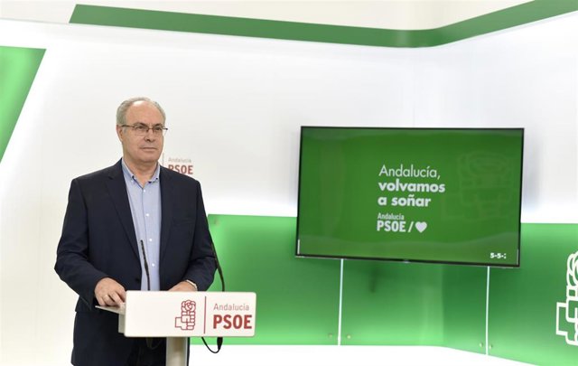 El parlamentario del PSOE-A Juan Pablo Durán, en rueda de prensa.