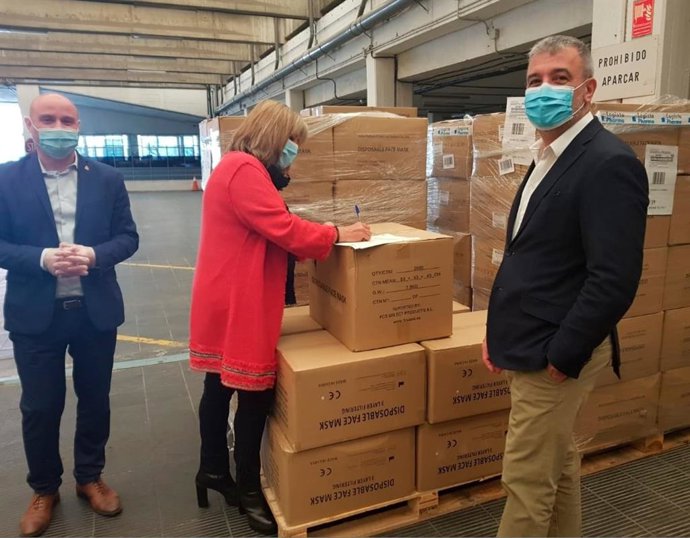 La presidenta de la Diputación de Barcelona, Núria Marín, firmando el comprobante del material, acompañada por el vicepresidente, Jame Collboni, y el subdelegado del Gobierno central en Barcelona, Carles Prieto