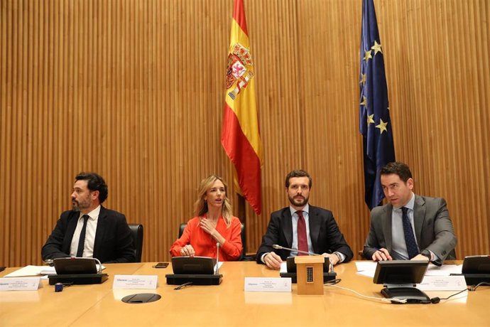El presidente del PP, Pablo Casado, junto al secretario general del PP, Teodro  García Egea, la portavoz del Grupo Popular en el Congreso, Cayetana Álvarez de Toledo. En Madrid (España), a 6 de febrero de 2020.
