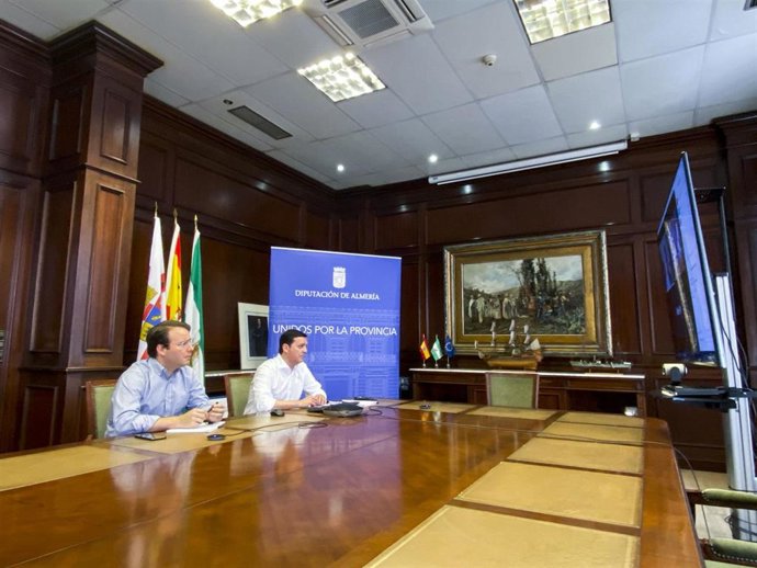 El presidente y el vicepresidente de la Diputación se reúnen con agentes del sector hotelero