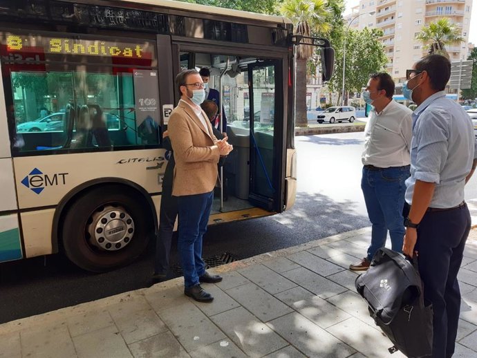 El alcalde de Palma, José Hila, visita la parada de la Empresa Municipal de Transporte (EMT) en plaza de España.