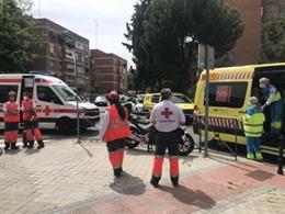 Efectvos del SUMMA 112 y de Cruz Roja en un incendio en la localidad de Leganés.