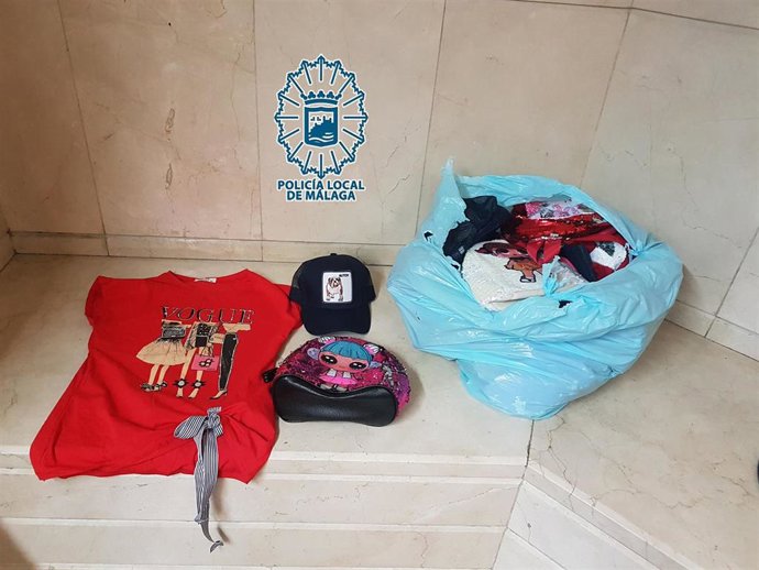 Ropa falsa incautada por la Policía Local en un negocio que incumplía las medidas establecidas en el estado de alarma