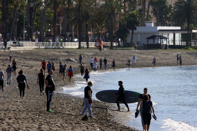 Adultos pasean y hacen ejercicio en la playa en el primer día que el Gobierno permite salir a hacer deporte de forma individual a determinadas horas. En Málaga a 02 de mayo de 2020.