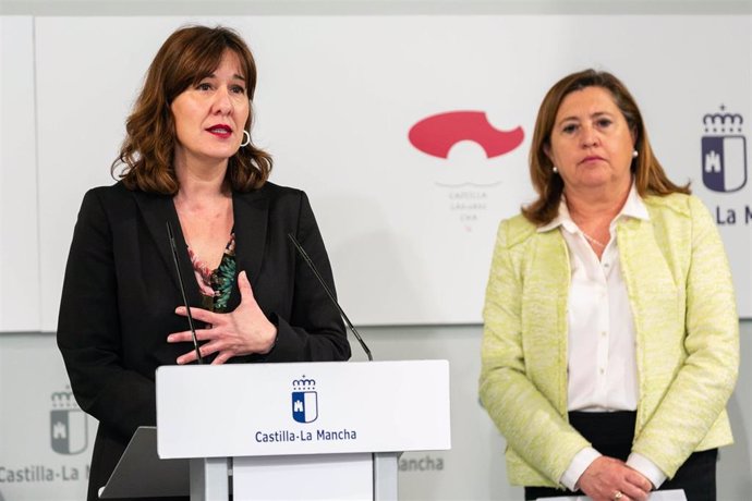 La portavoz de C-LM, Blanca Fernández, en rueda de prensa, junto a la consejera de Educación, Rosa Ana Rodríguez.