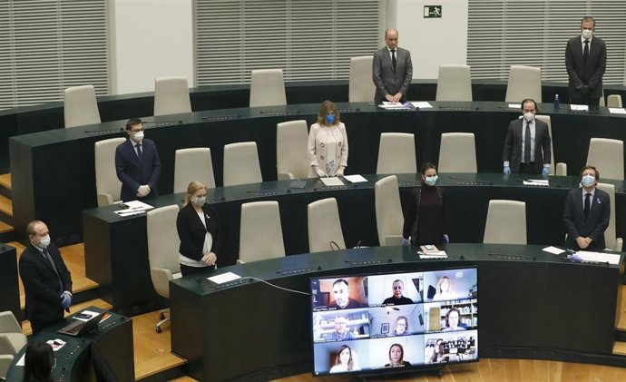 Minuto de silencio antes del comienzo del pleno extraordinario celebrado en el Ayuntamiento de Madrid el 17 de abril