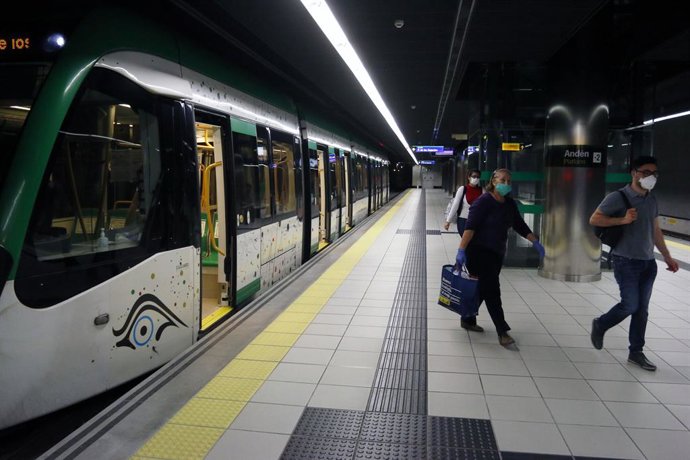 Viajeros con mascarillas en el metro de Málaga 
