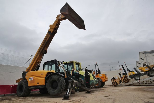 Máquinas en el exterior de un almacén de la empresa EmeRent de alquiler de maquinaria de obra.