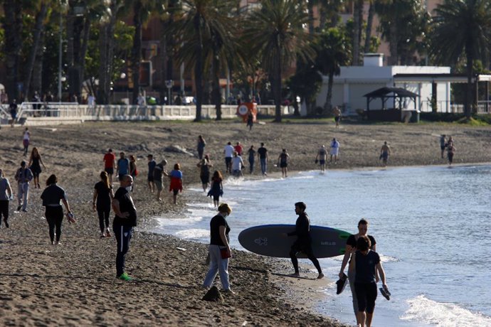 Adultos pasean y hacen ejercicio en la playa en el primer día que el Gobierno permite salir a hacer deporte de forma individual a determinadas horas. en En Málaga, (Andalucía, España), a 02 de mayo de 2020.