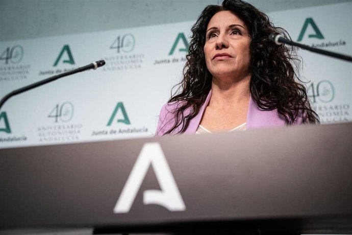 La consejera de Igualdad, Políticas Sociales y Conciliación de la Junta de Andalucía, Rocío Ruiz, en rueda de prensa.