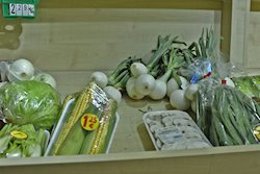 Imagen de cebollas y otras verduras a la venta en un establecimiento comercial. 