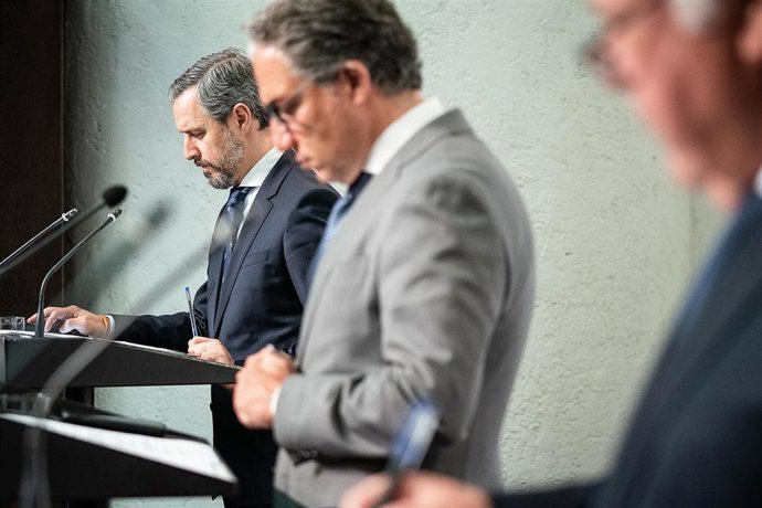 De izquierda a derecha, el consejero de Hacienda, Industria y Energía, Juan Bravo; de Presidencia, Administración Pública e Interior, Elías Bendodo, y de Salud y Familias, Jesús Aguirre, en rueda de prensa tras el Consejo de Gobierno andaluz.