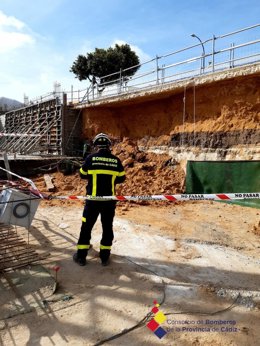 Bombero en el rescate de un obrero que había quedado sepultado por un talud de tierra