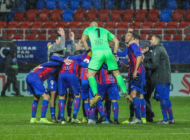 Los jugadores del Eibar celebran una victoria